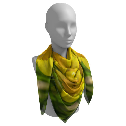 Square scarf with daffodil design