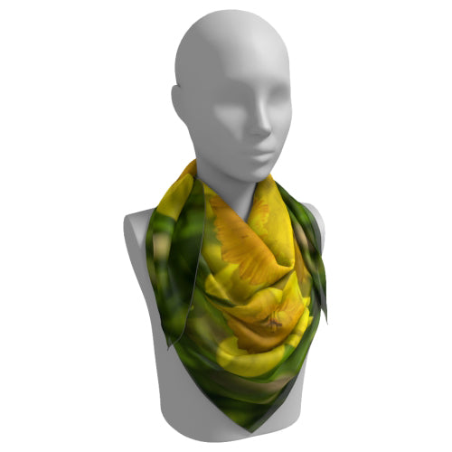 Square scarf with daffodil design