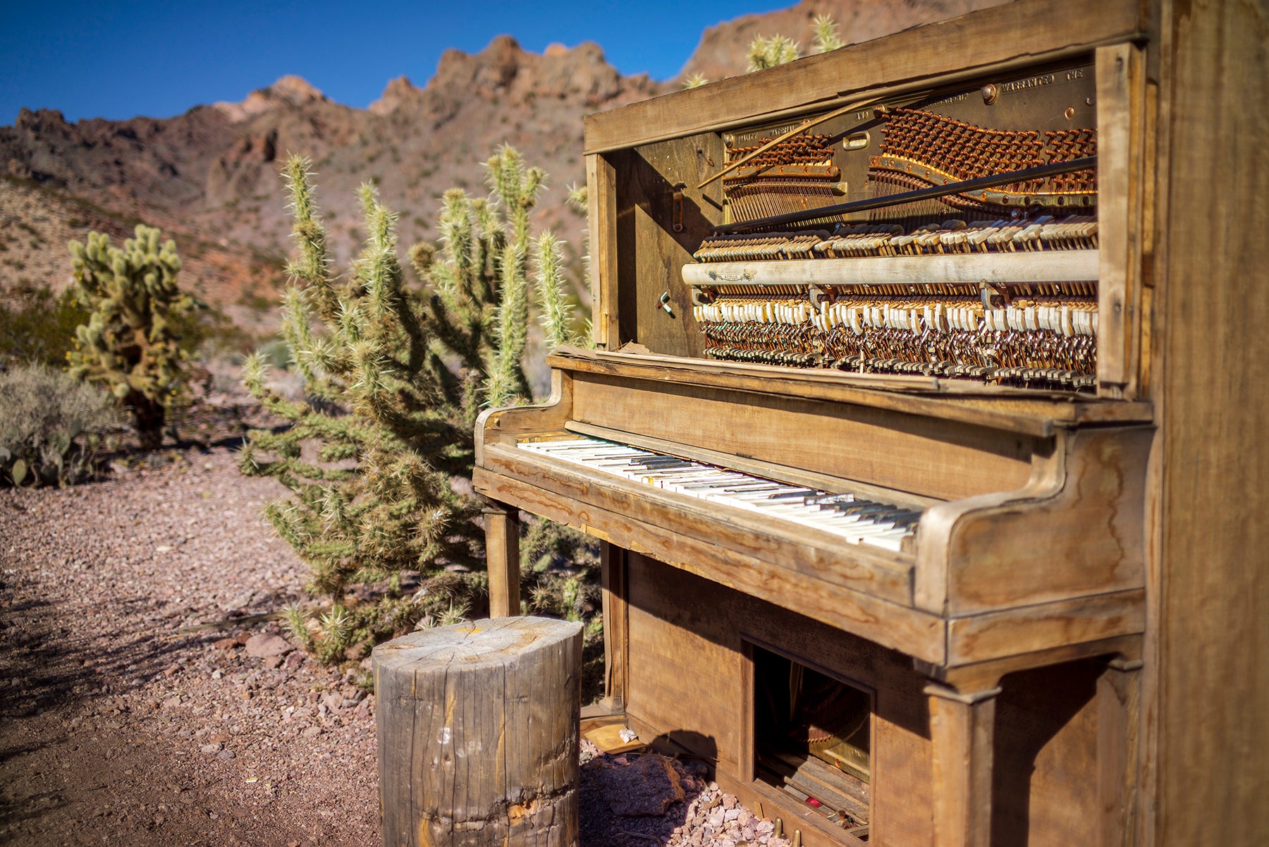 An abandoned piano in the desert