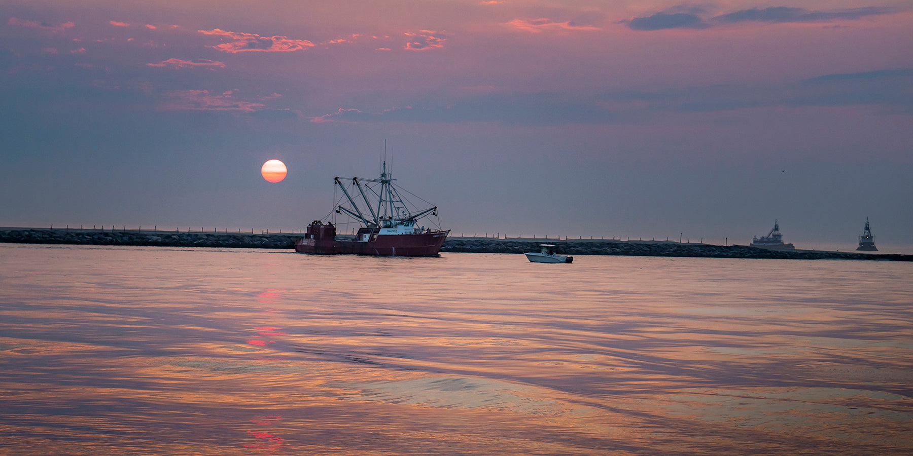 Fishing fleet departs Barnegat Inlet in NJ