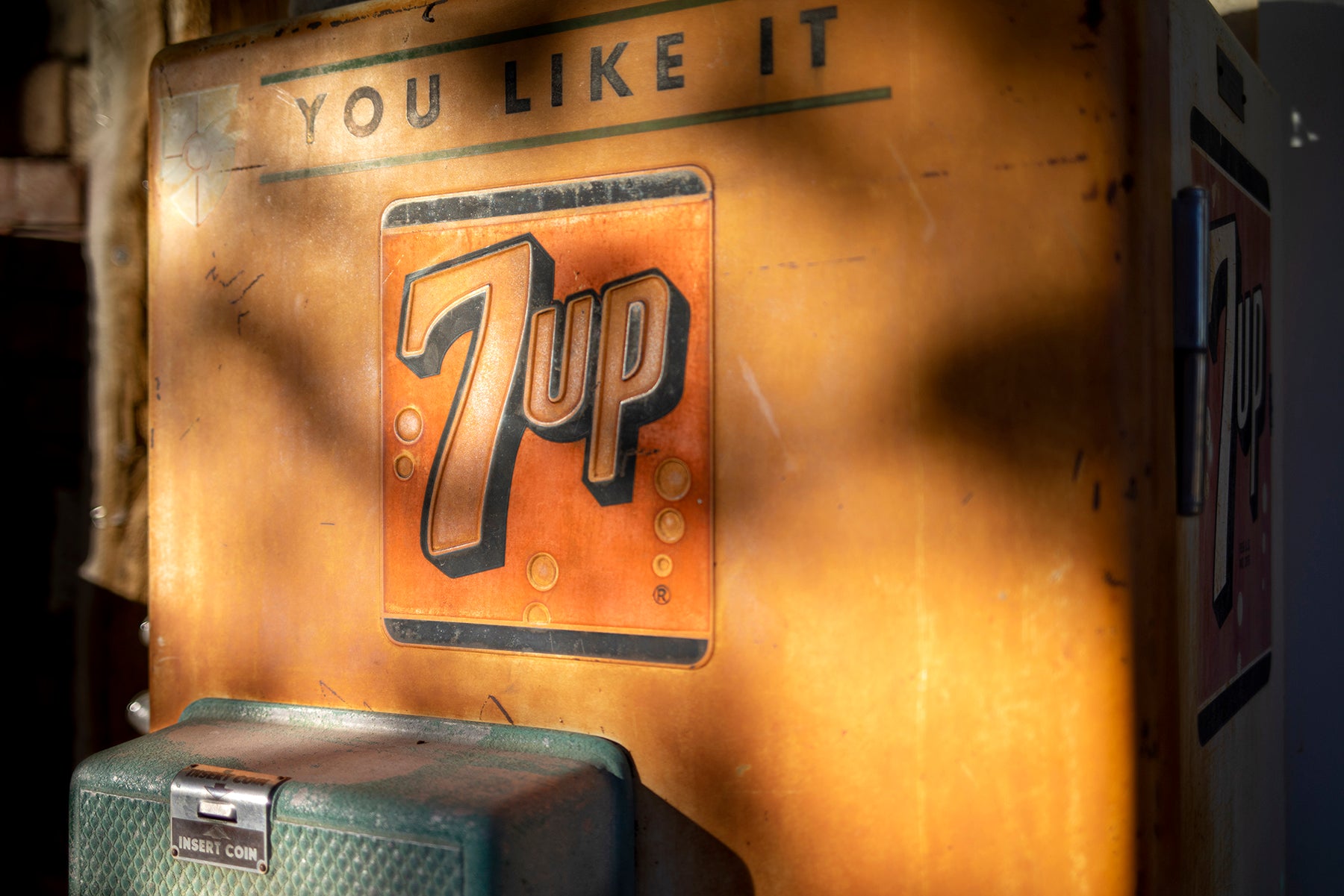 A vintage 7Up soda machine